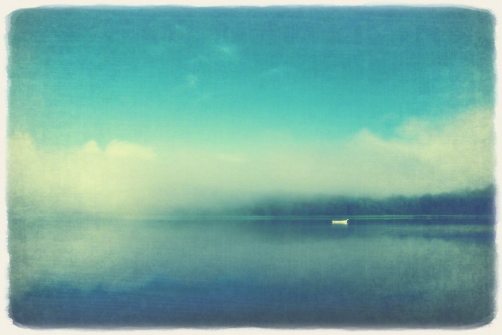 朝霧の湖面に映る白い船