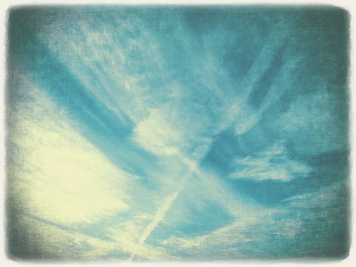 白い筋雲と飛行機雲