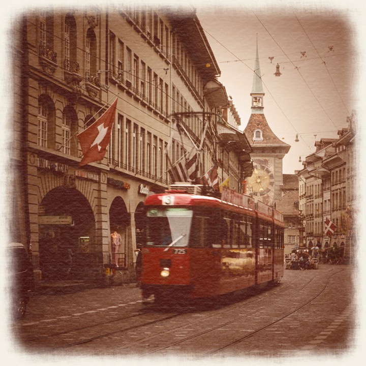 ベルン旧市街の赤い路面電車