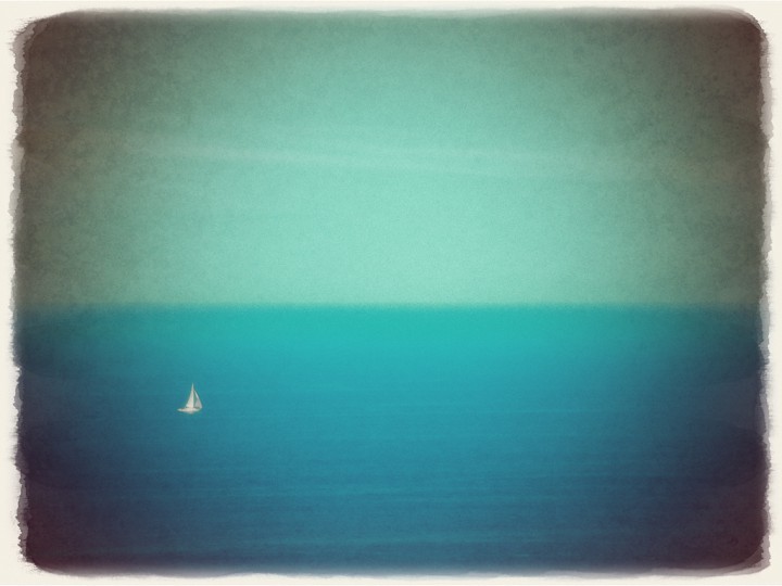 青い水平線と白いヨット
